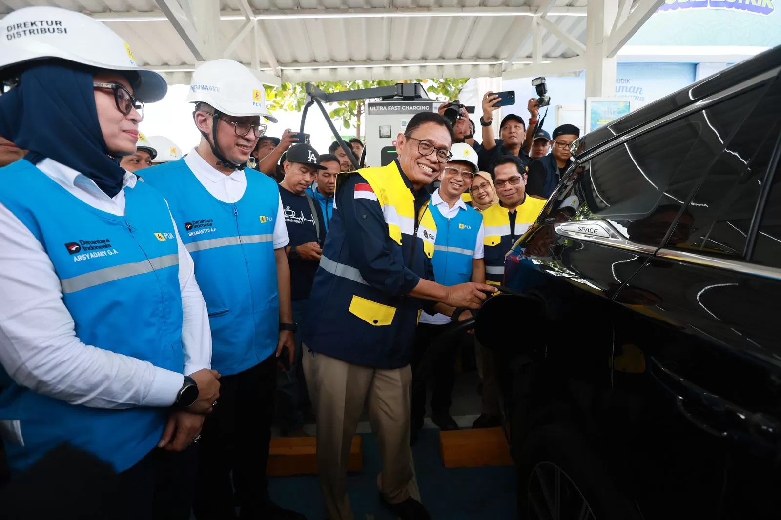 Wamen ESDM, Yuliot, didampingi jajaran direksi PLN saat melakukan simulasi pengisian daya kendaraan listrik di Rest Area KM 379A, Batang, Jawa Tengah, pada Rabu (18/3).  (Dok. PLN)