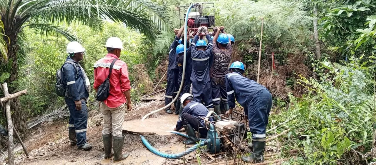 Di tengah hutan dan medan yang menantang, para Perwira Elnusa tetap menjalankan tugas tanpa henti.