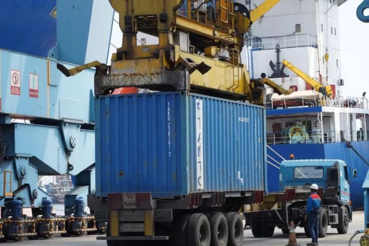 IPC Terminal Petikemas (IPC TPK) menghadirkan layanan bongkar muat 24 jam sehari dan tujuh hari seminggu (24/7) di seluruh terminal guna mengantisipasi lonjakan arus peti kemas menjelang Idul Fitri. (DOK. IPC Terminal Petikemas)