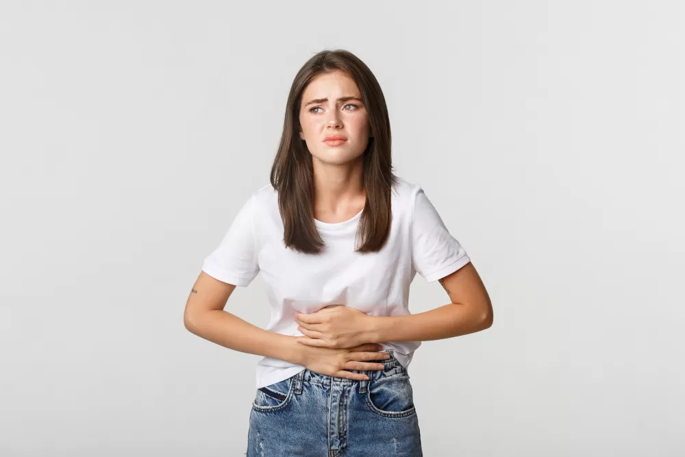 Cara efektif mengatasi nyeri haid agar tidak mengganggu aktivitas, mulai dari kompres hangat, olahraga ringan, hingga konsumsi obat pereda nyeri. (Freepik/benzoix)