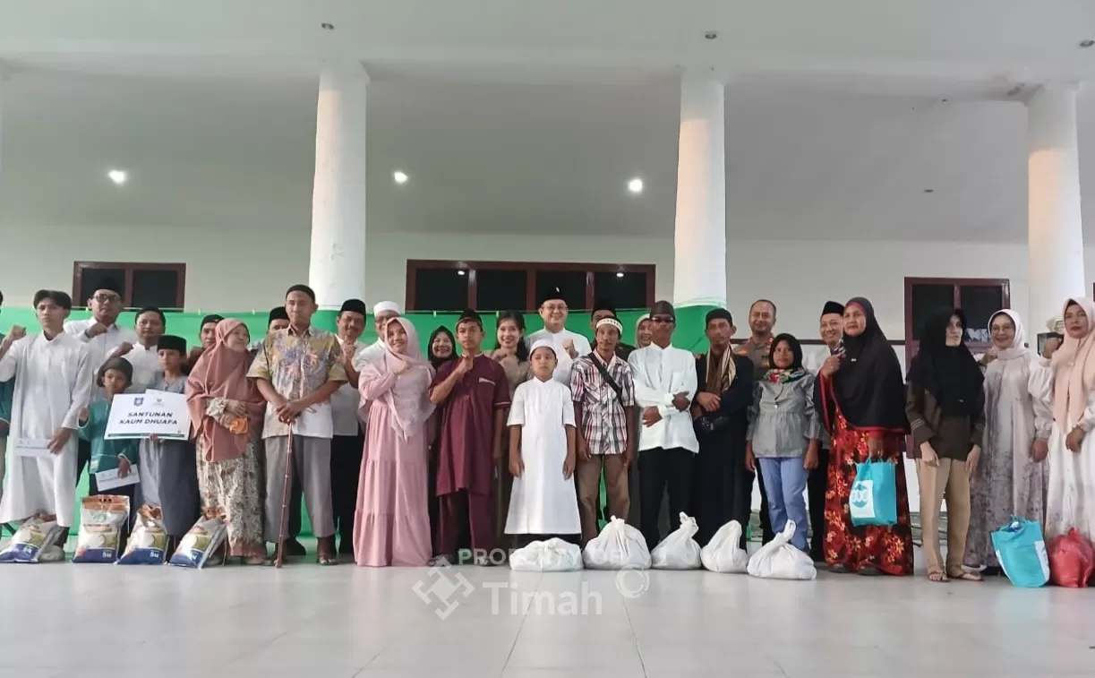 PT TIMAH bersama Pemkab Bangka Barat menyalurkan 200 paket sembako bagi masyarakat rentan dalam rangka Safari Ramadan 2026. (Dok. PT Timah)