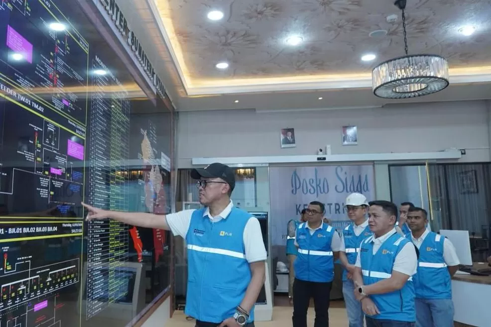 Direktur Teknologi, Engineering dan Keberlanjutan PLN, E. Haryadi saat melakukan pengecekan kondisi sistem kelistrikan 20 kV di DCC UP2D Sumatera Utara pada Kamis (19/3). (Dok. PLN)