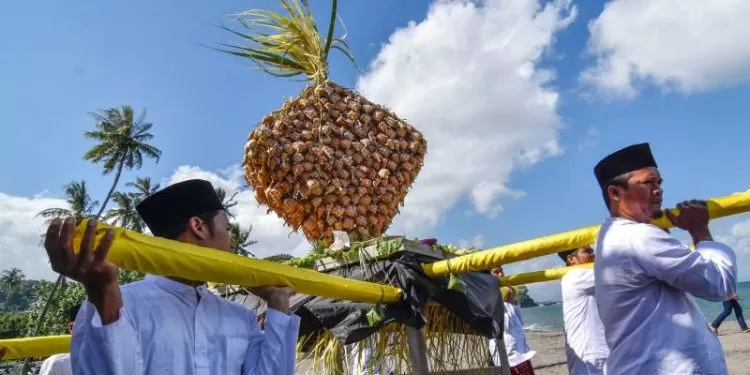 Lebaran topat dilakukan suku Sasak di Lombok. Dalam bahasa Sasak topat artinya ketupat. (travellingindonesia.com)