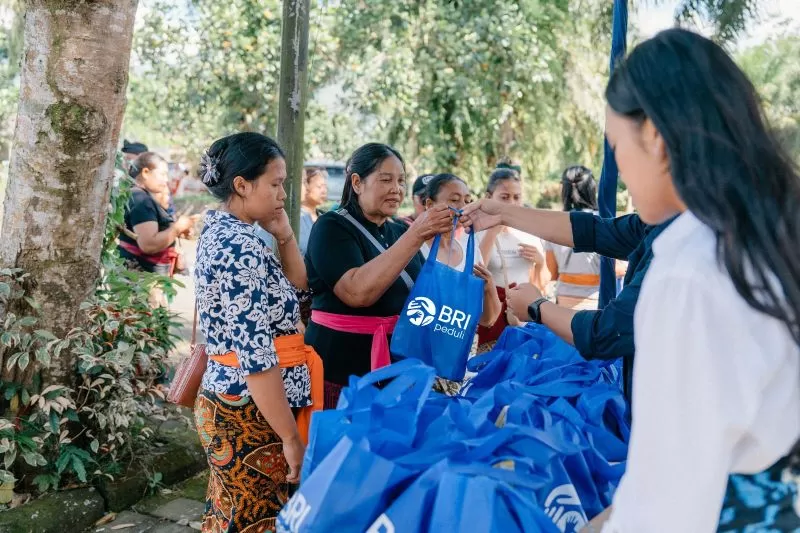 BRI Peduli menyalurkan bantuan 2.000 paket sembako dalam memperingati Hari Raya Nyepi (Tahun Baru Saka 1948) kepada umat Hindu di Desa Angseri, Tabanan, dan Desa Sarimekar, Buleleng, Bali. (DOK. BRI)