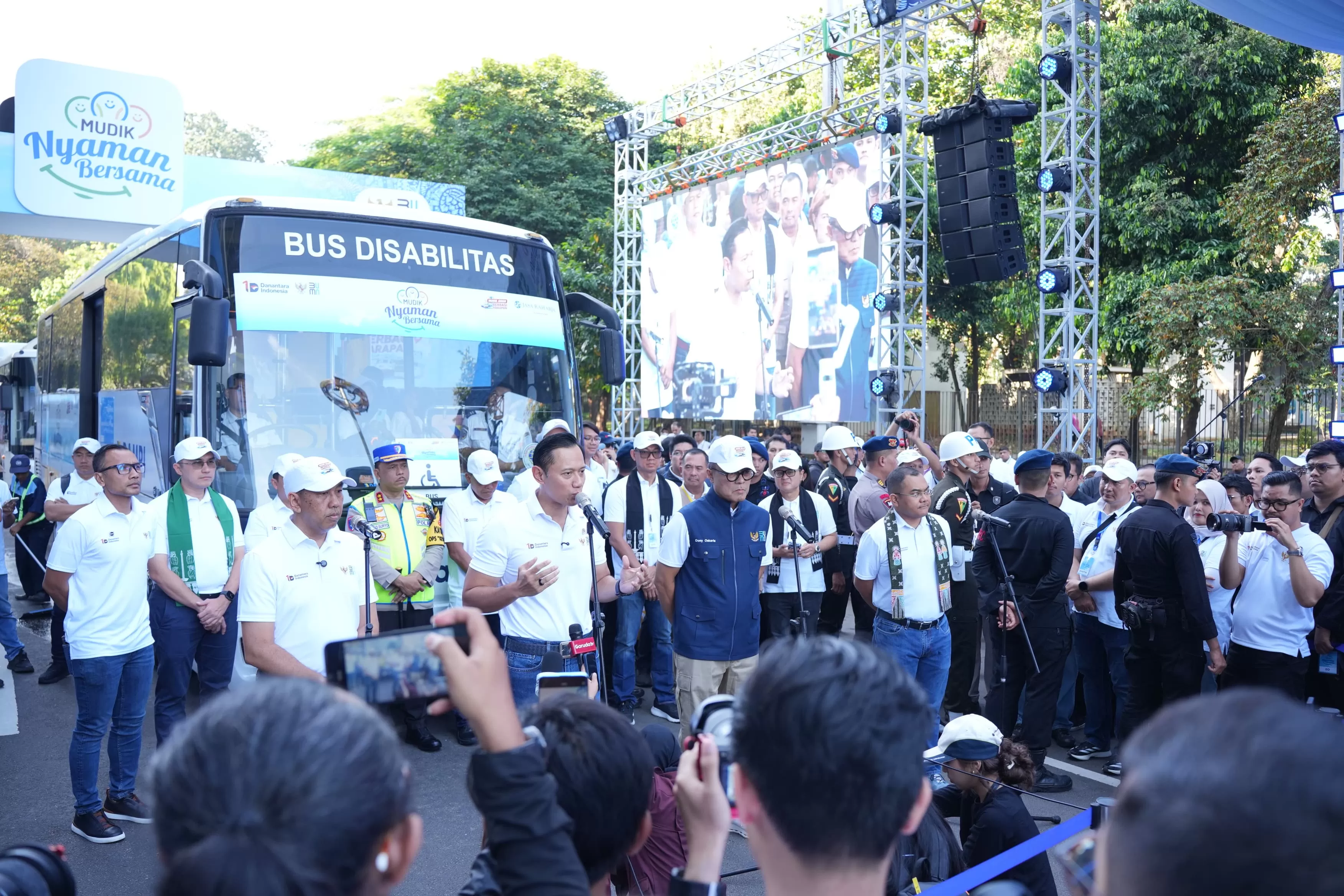Suasana pelepasan peserta Program Mudik Gratis BUMN 2026 yang turut didukung okeh PLN di kawasan Gelora Bung Karno, Jakarta, Selasa (17/3). (Dok. PLN)