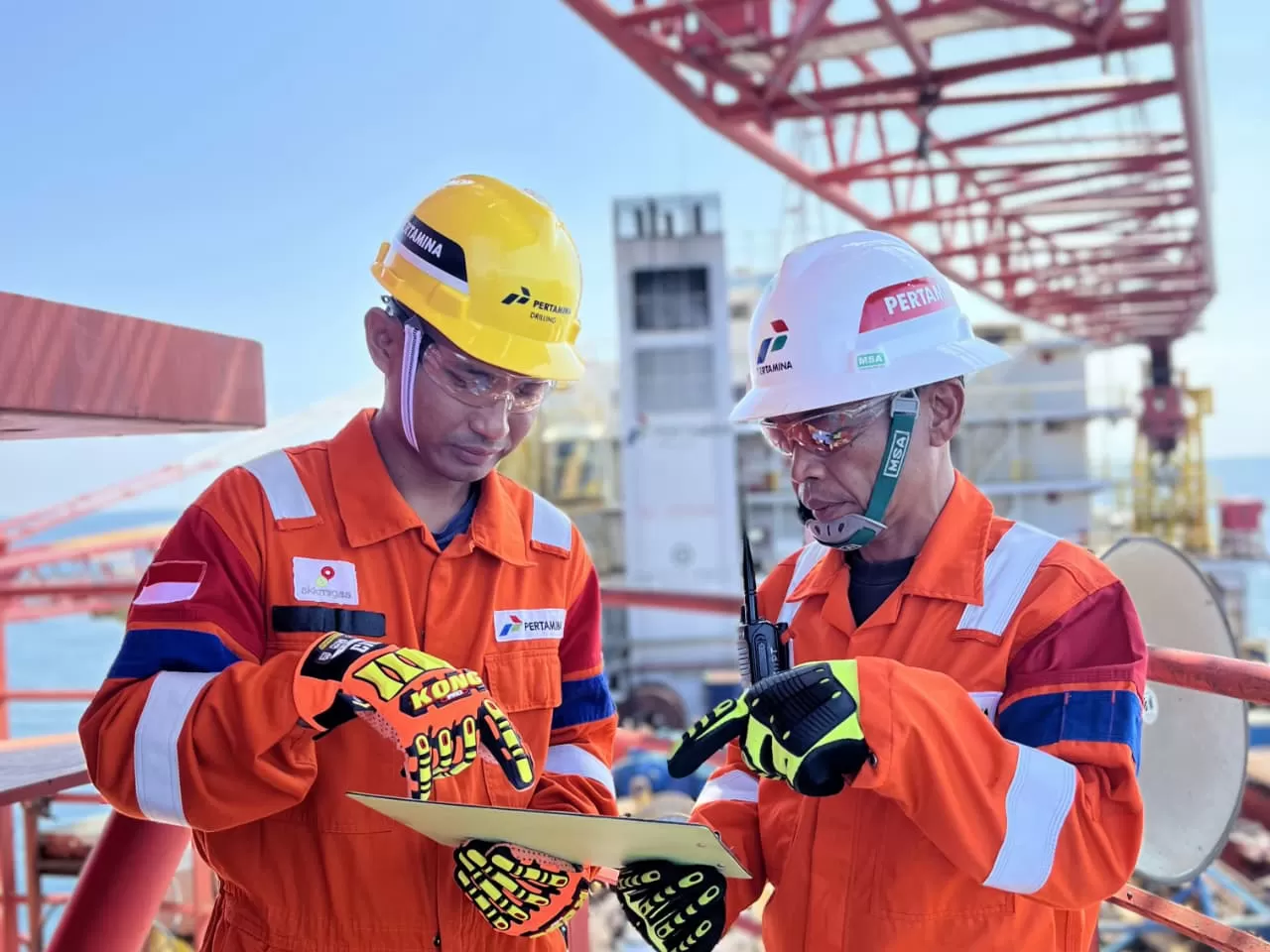 Kru rig Pertamina Drilling tetap bertugas saat Lebaran di Laut Jawa, menjaga operasional energi nasional dengan komitmen tinggi dan keselamatan kerja. (Dok. Pertamina Drilling)