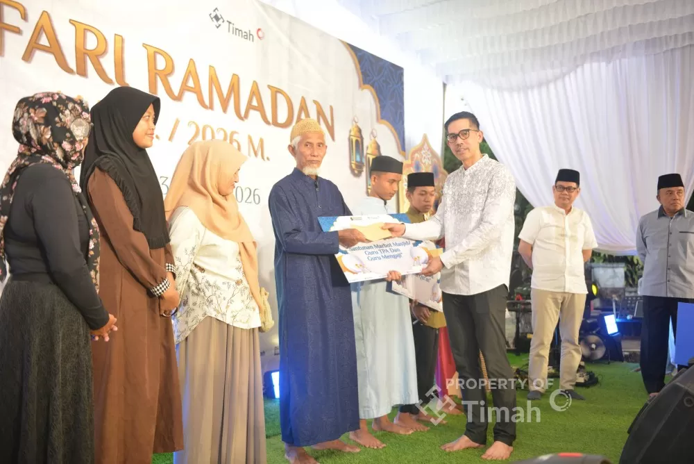 PT TIMAH salurkan bantuan Ramadan untuk marbot dan guru ngaji di Bangka Selatan, salah satu penerima mengaku terharu dan tak menyangka. (Dok. PT Timah)