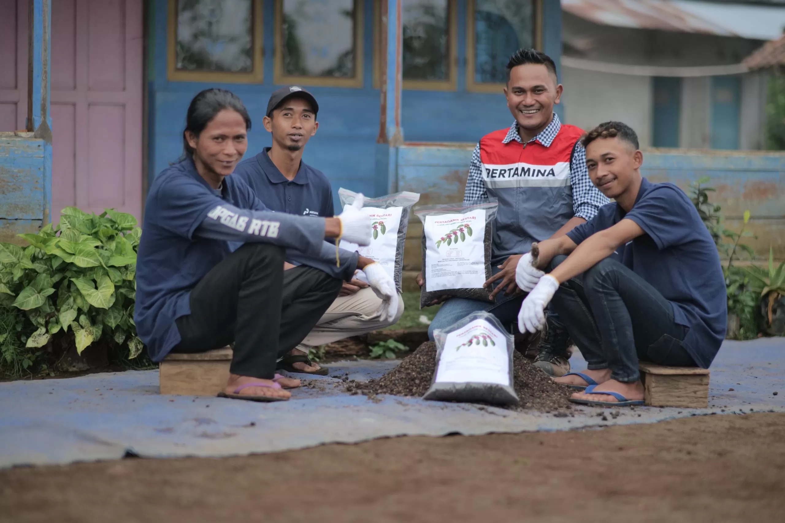 Pertamina melalui program Hutan Lestari menyeimbangkan pelestarian alam dan kesejahteraan masyarakat dengan menanam jutaan pohon dan memberdayakan warga. (Dok. Pertamina)