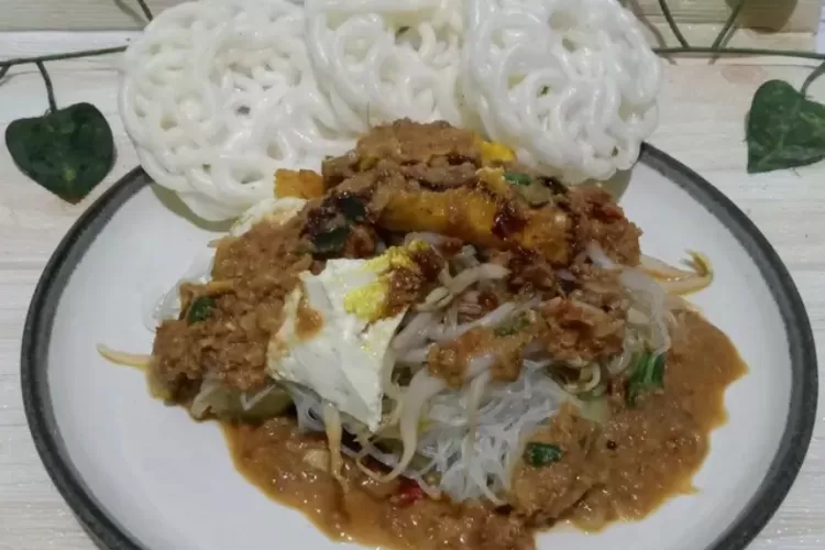 Bagi yang masih punya ketupat berlebih, bisa mengolahnya menjadi ketoprak dan gado-gado. (Cookpad/Ratna Rasuan @cook_34334361)
