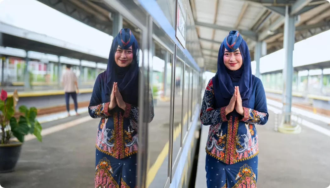 Kisah frontliner KAI Services yang tetap bekerja saat Lebaran demi memberikan pelayanan dan kenyamanan bagi penumpang. (reska.id)