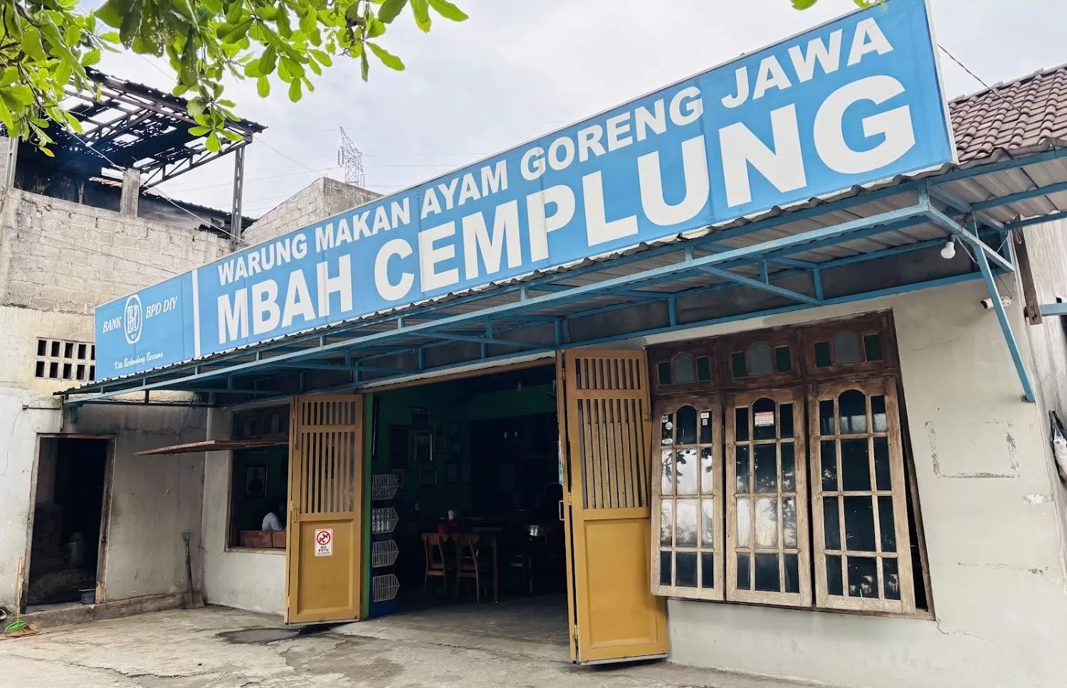 Tempat makan Ayam Goreng Mbah Cemplung berdiri sejak 1973 di Desa Wisata Kasongan, Bantul, tempatnya sedikit tersembunyi tetapi diincar banyak orang. (sleman.pikiran-rakyat.com)