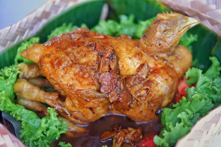 Untuk membuat ayam ingkung, ayam kampung utuh diolah dan dihidangkan dengan seluruh jeroan dan telurnya. (Instagram/@madewedastra)