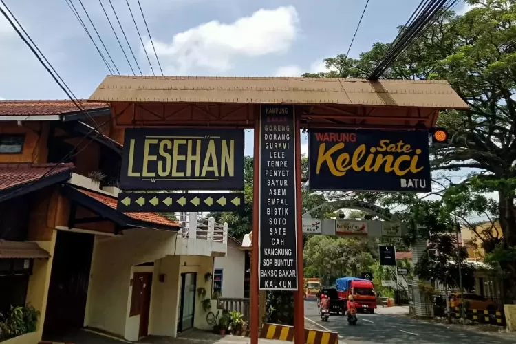 Tempat makan ini sudah berjualan sejak 1988. Awalnya sate daging biasa, lalu jadi spesialis sate kelinci pada tahun 1997.  (Instagram/@warung.satekelinci)