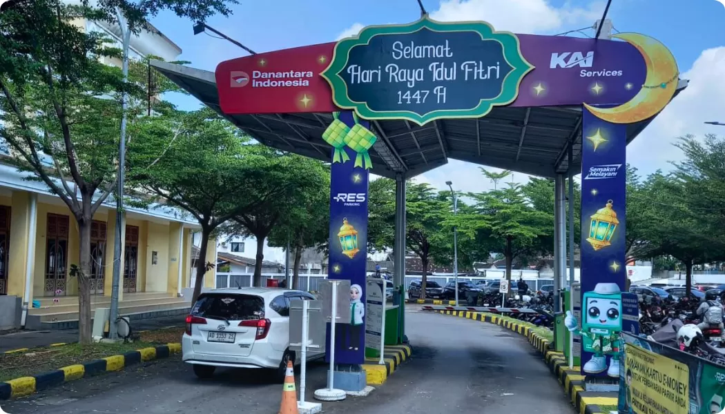 esparking hadirkan suasana Idul Fitri di area parkir stasiun. Sentuhan sederhana yang membuat perjalanan mudik terasa lebih hangat dan penuh makna.