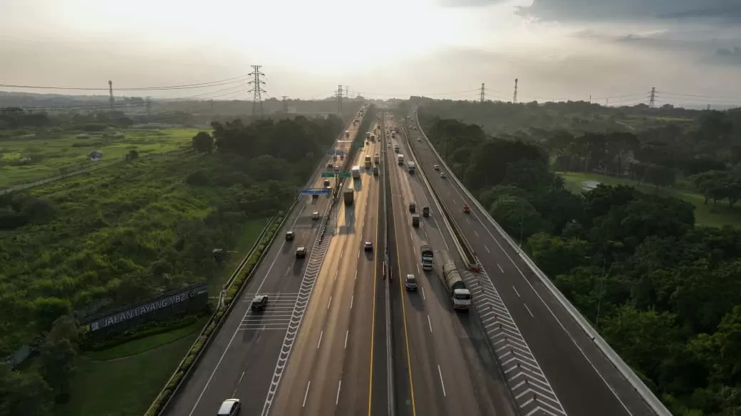 Arus mudik Lebaran 2026 melonjak, 1,4 juta kendaraan tinggalkan Jabotabek hingga H-3. Simak rute terpadat, rekayasa lalu lintas, dan tips perjalanan aman. (Dok. Jasa Marga)