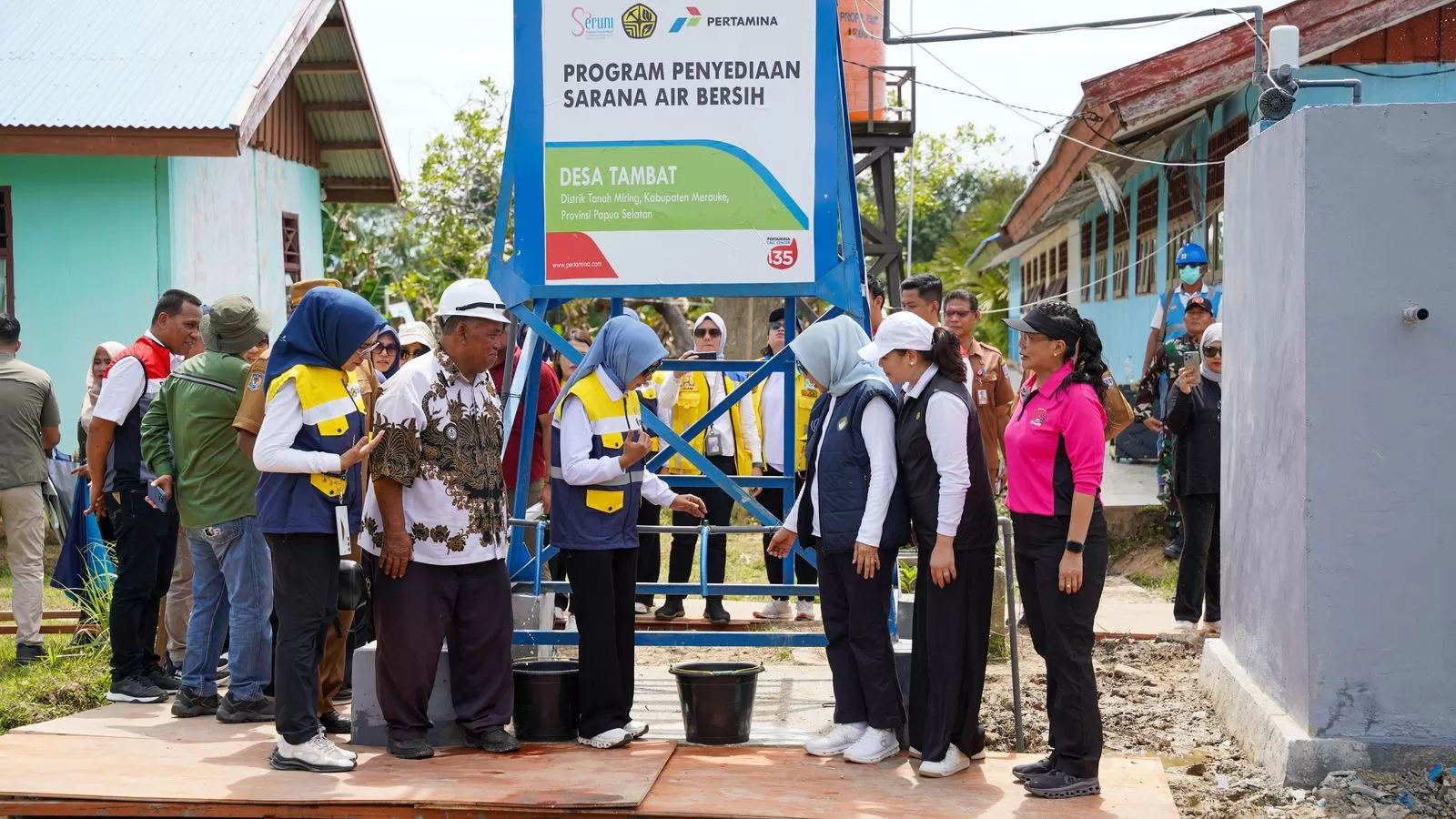 Pertamina hadirkan air bersih dari Merauke hingga Sumatra, dukung SDGs dan Net Zero Emission 2060 dengan program sumur bor dan distribusi air bersih. (Dok. Pertamina)