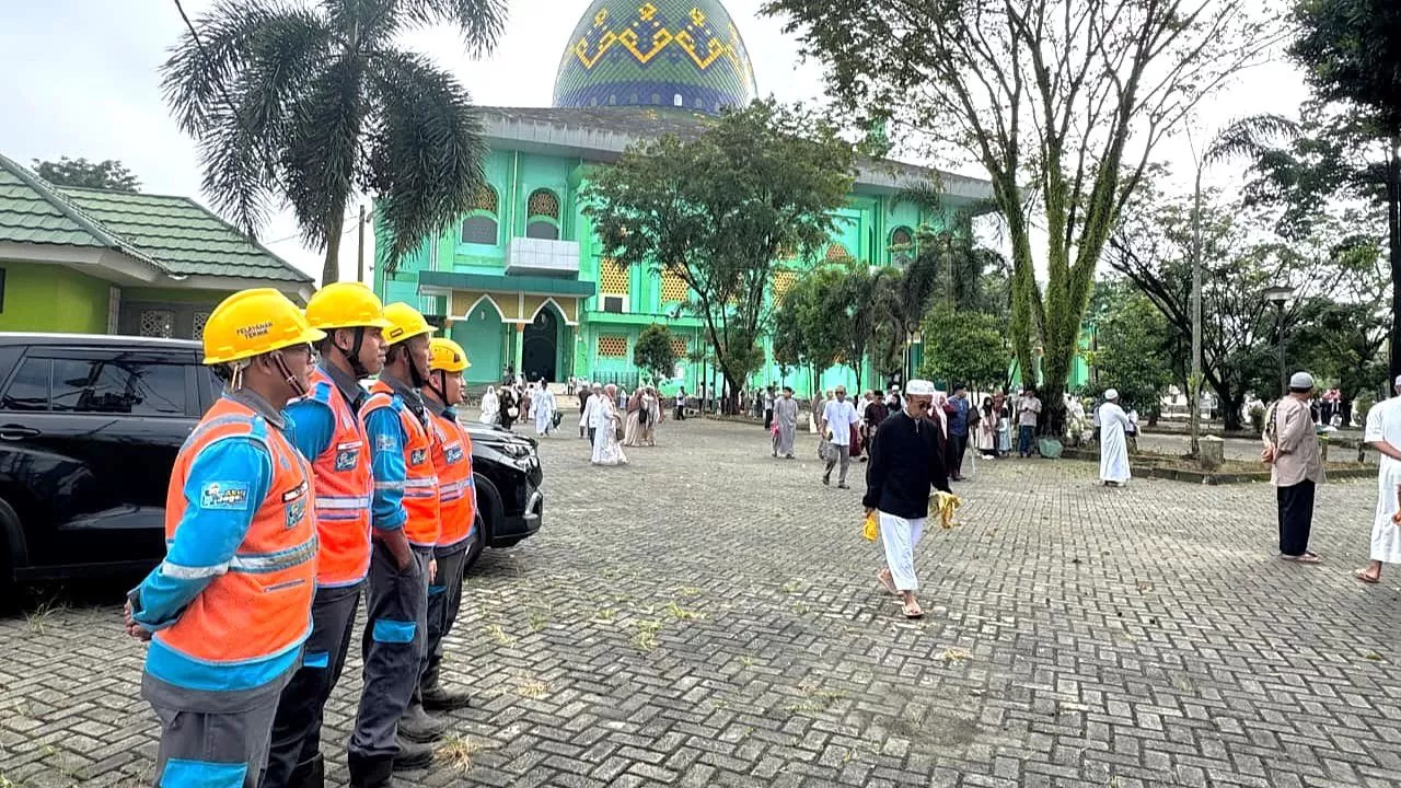 Potret petugas PLN saat bersiaga di salah satu masjid di Banjarbaru, Kalimantan Selatan untuk memantau keandalan listrik saat masyarakat melaksanakan Salat Idulfitri 1447 Hijriah.