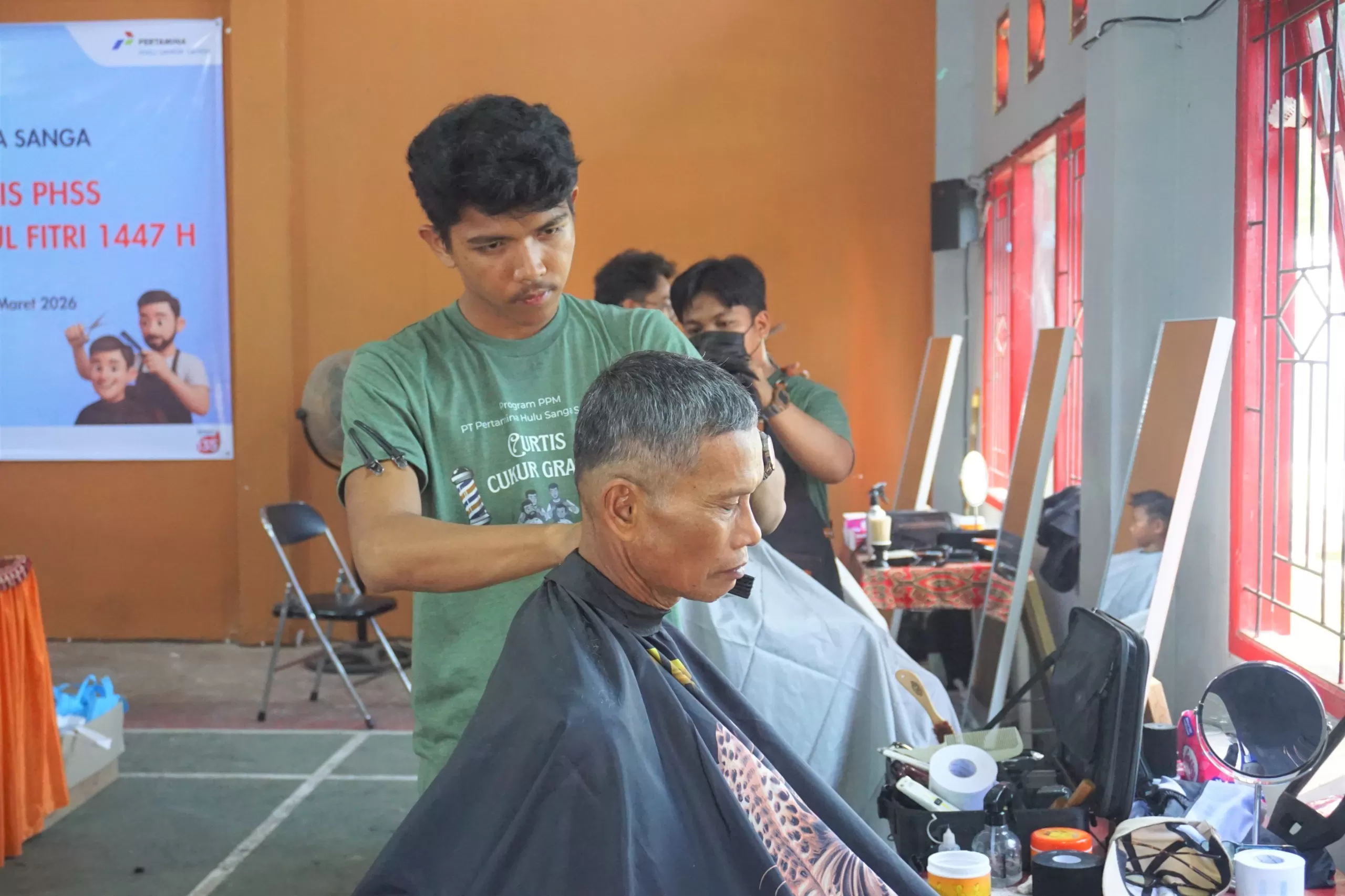 Antusiasme warga terlihat dalam program CurTis. Selain tampil lebih rapi, kegiatan ini juga membuka peluang bagi barber binaan untuk berkembang.