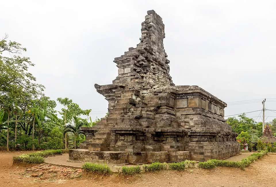 Candi Rimbi atau sering juga disebut Candi Ngrimbi berada di Pulosari, Kecamatan Bareng, Jombang. (Wikipedia/Crisco 1492)