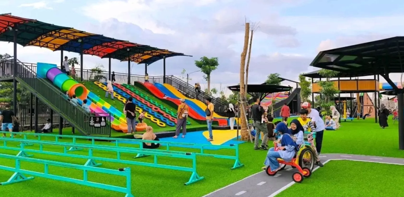 Libur Lebaran 2026 ke The Nice Playland Bogor, tiket Rp35 ribu, 80+ wahana, mini zoo, playground outdoor, cocok untuk wisata keluarga hemat dan seru. (jabar.viva.co.id)