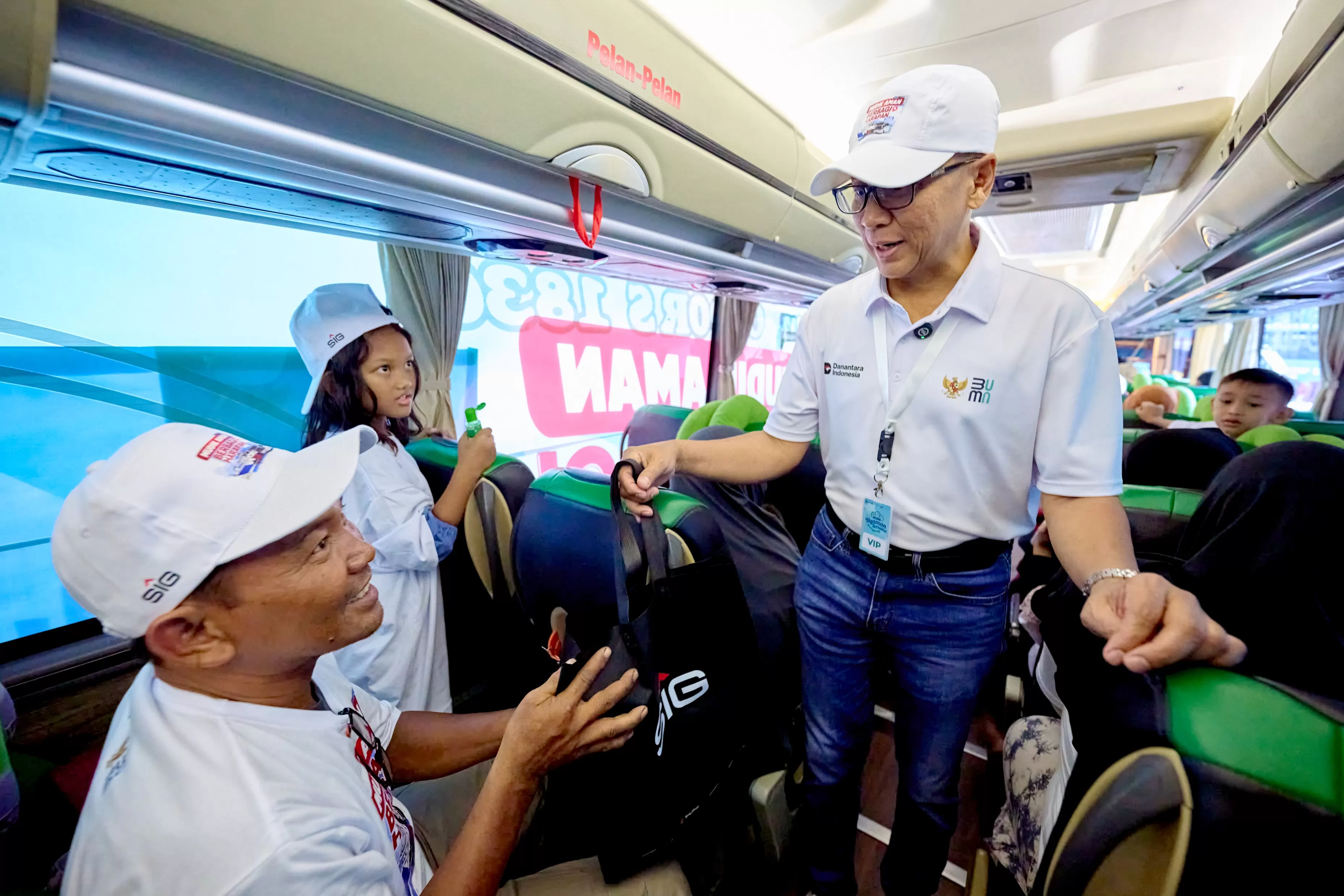 Direktur Utama SIG, Indrieffouny Indra memberikan bingkisan perjalanan kepada pemudik di Gelora Bung Karno, Jakarta, pada Selasa (17/3/2026). (DOK. SIG)