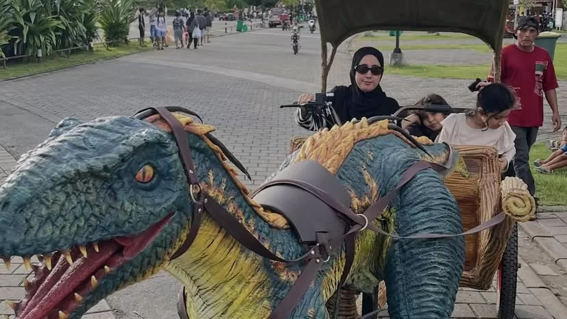 Sore di Mandalika makin berwarna. Naik Dino Dokar sambil nikmati angin pantai, jadi cara santai yang nggak biasa buat habisin waktu.