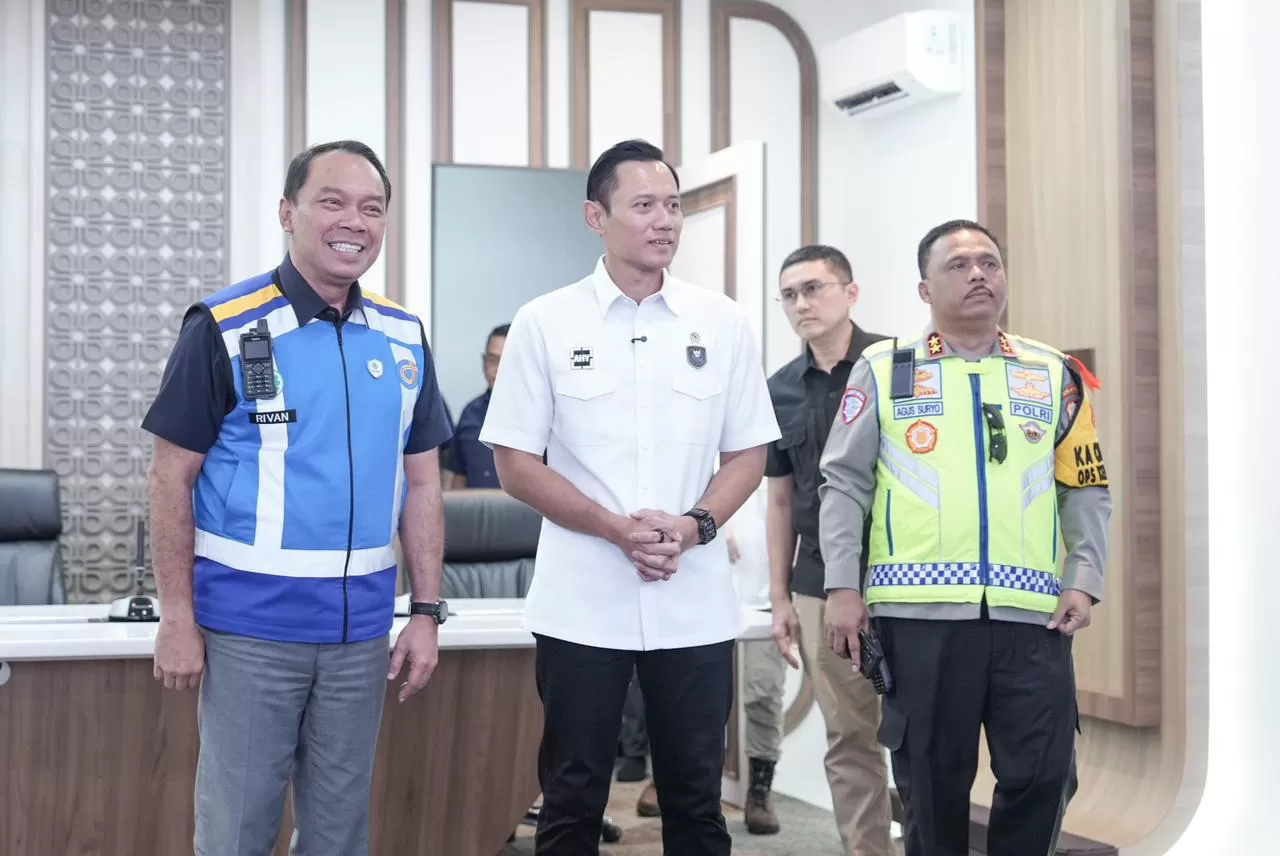 Menko Infrawil AHY saat melakukan kunjungan ke Jasamarga Tollroad Command Center (JMTC) di Bekasi, Jawa Barat, pada Kamis (19/3) lalu. (jasamarga.com)