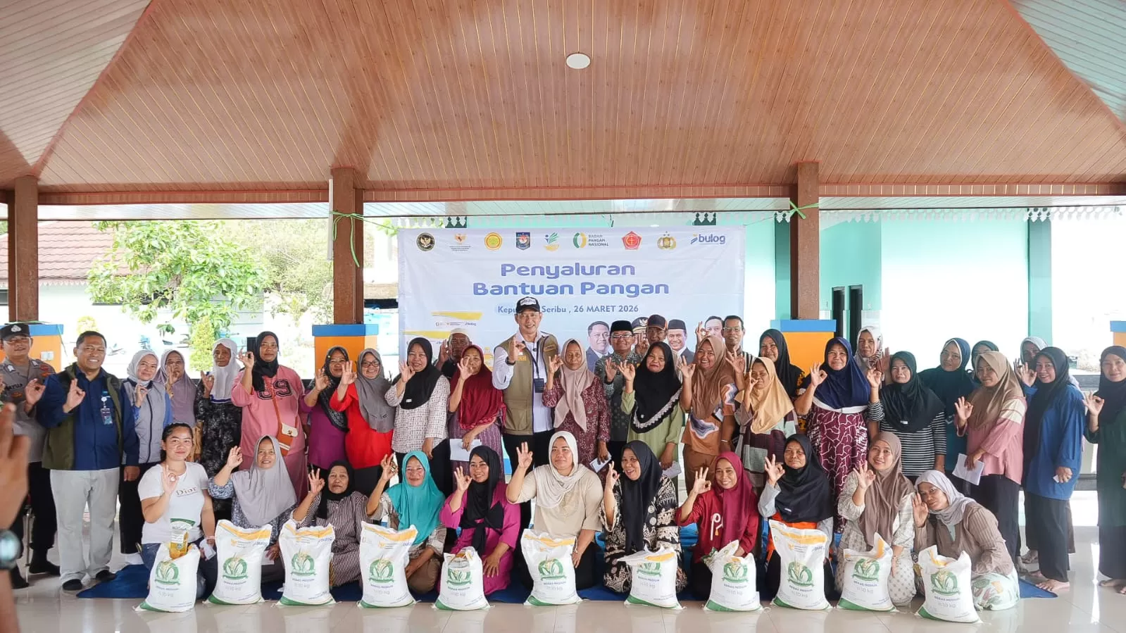 BULOG percepat distribusi bantuan beras dan minyak hingga Kepulauan Seribu, jangkau 33,2 juta penerima di seluruh Indonesia. (Dok. BULOG)