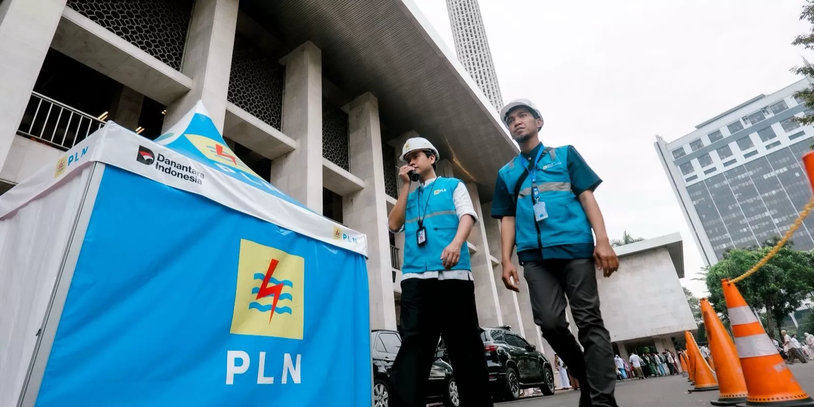 Team Leader Keandalan Istana PLN UP3 Menteng, Riki Waberta (kiri) bersama petugas bersiaga dan melakukan patroli kelistrikan saat pelaksanaan Salat Idulfitri di kawasan Masjid Istiqlal, Jakarta (21/3)