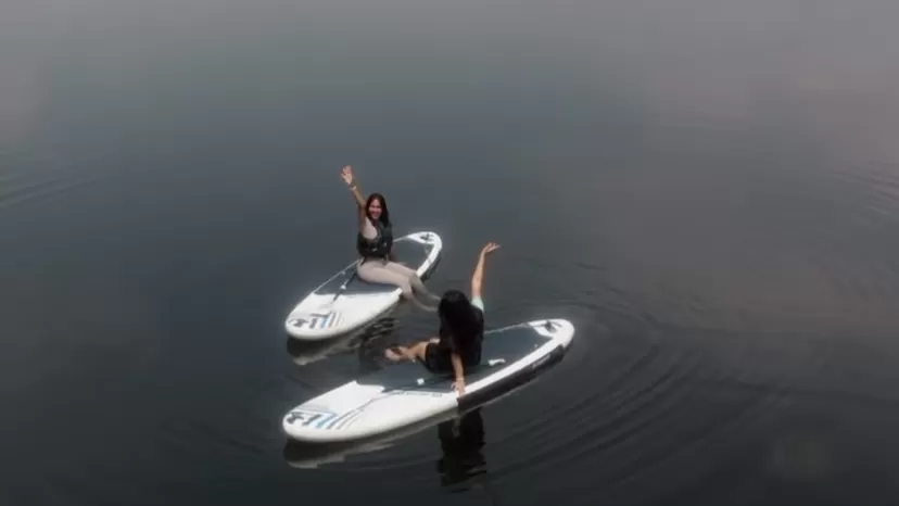 Healing tipis-tipis tapi tetap fun. Paddle board di danau dengan view pegunungan, siapa yang nggak mau coba?
