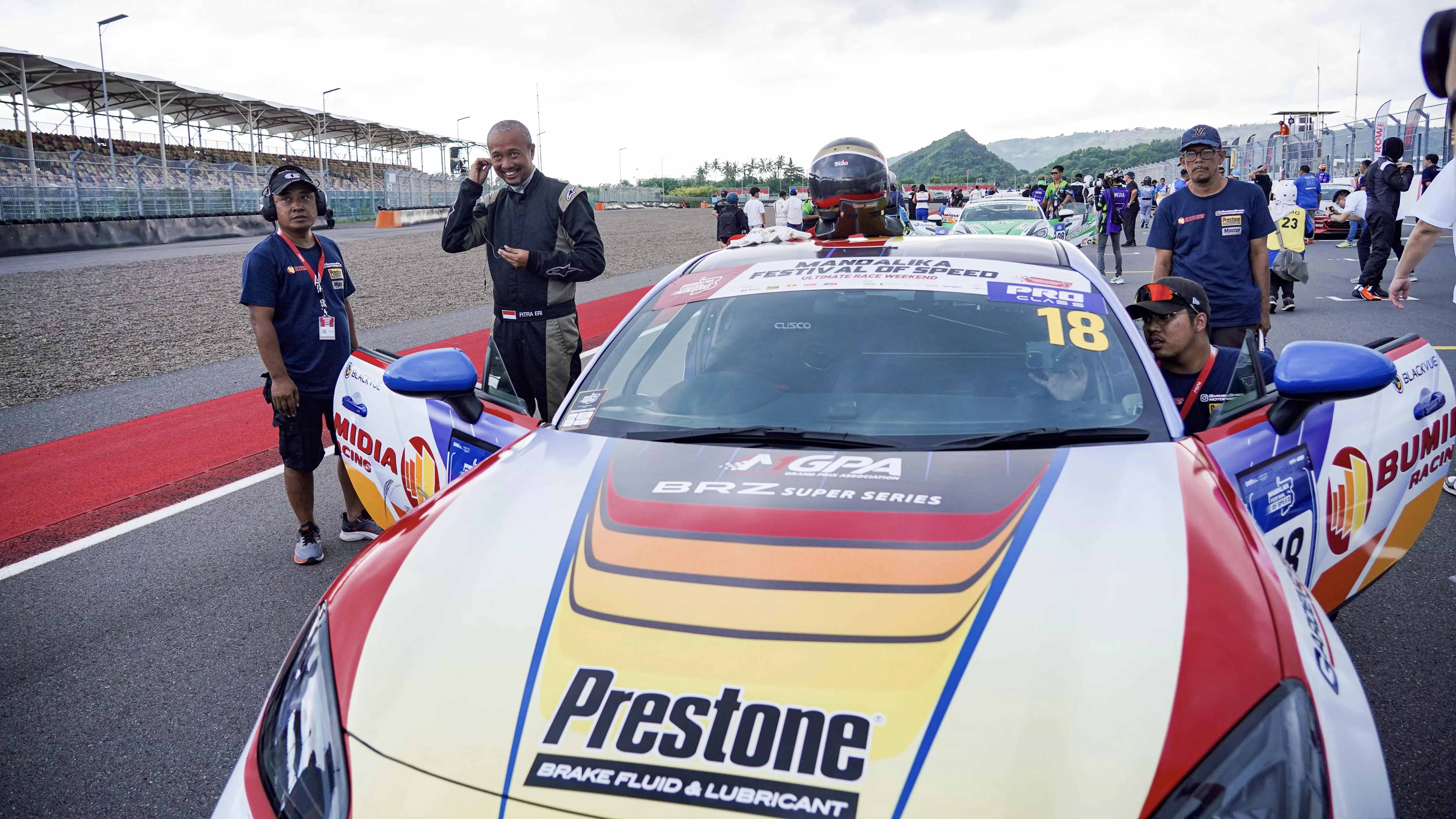 Bukan cuma nonton balap. Kamu juga bisa ikut pit walk, lihat tim balap dari dekat, sampai foto bareng mobil GT3 di Mandalika!