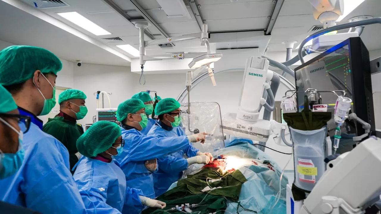 Peresmian kehadiran SCVC ditandai pelaksanaan prosedur Transcatheter Aortic Valve Implantation (TAVI) pertama di klinik mitra SCVC di BIH bagi dua pasien asal Indonesia pada Sabtu (7/3/2026). (DOK. InJourney)