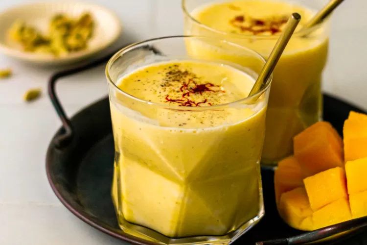 Mango lassi berasal dari India. Bahan dasarnya dahi atau curd (sejenis lemak susu).   (shivanilovesfood.com)