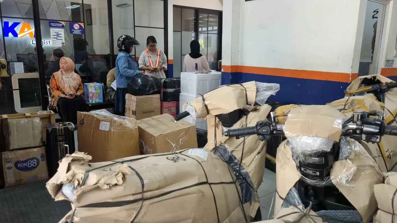 Dari paket sampai motor. KAI Logistik jadi andalan selama Lebaran, dan kini fokus ke arus balik.