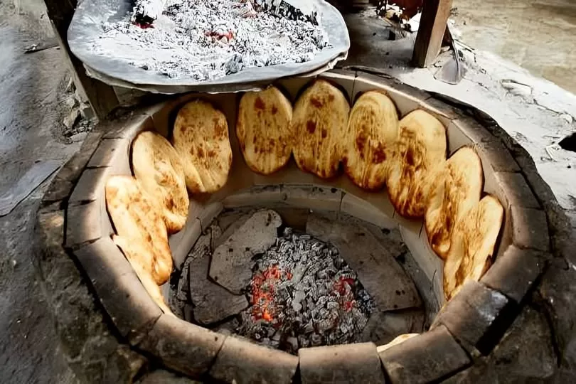 Lavash, roti pipih tak beragi dari Amernia, dimatangkan dengan ditempelkan di dinding panggangan keramik yang ditanam di bawah tanah.   (Facebook/Unseen Destinations)
