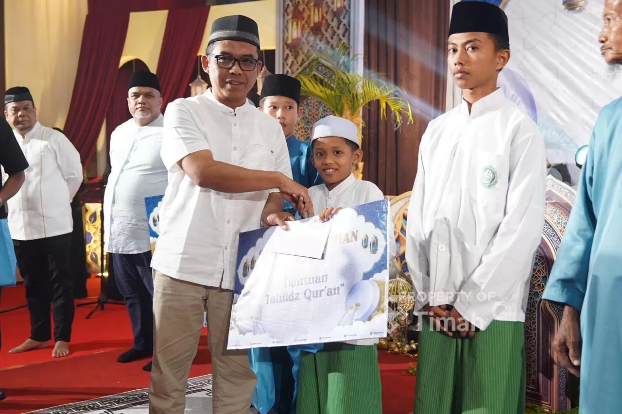 PT TIMAH menyalurkan santunan untuk puluhan tahfiz di berbagai daerah sebagai bentuk penyemangat bagi generasi Qurani. (timah.com)