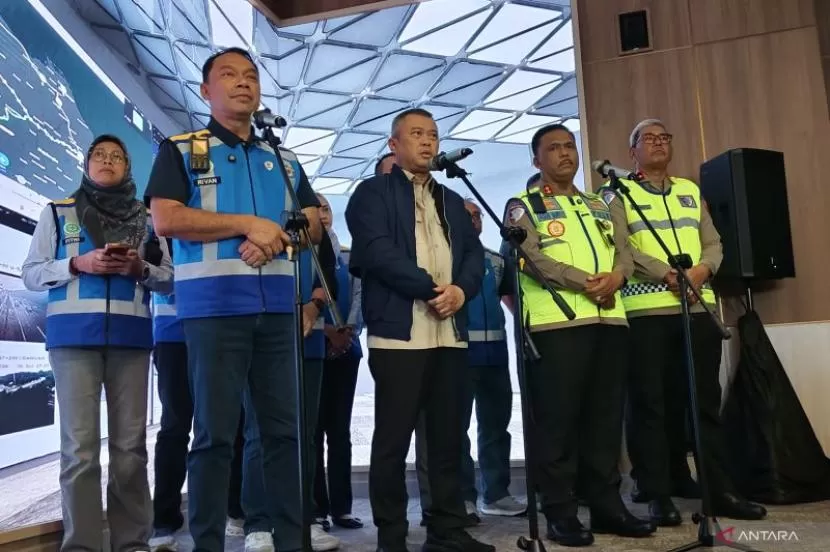 Penutupan rekayasa lalu lintas satu arah atau one way lokal Presisi di Tol Trans Jawa pada masa arus balik Lebaran 2026. (DOK. Antara)
