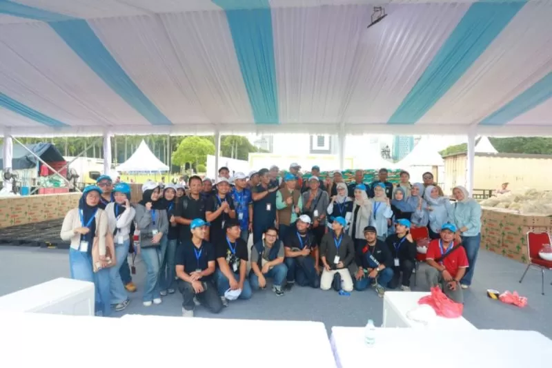 PT Berdikari kerahkan pegawai untuk turut membatu dalam melayani masyarakat dari awal sampai dengan akhir kegiatan Dari Istana Untuk Rakyat.   (DOK. PT Berdikari)