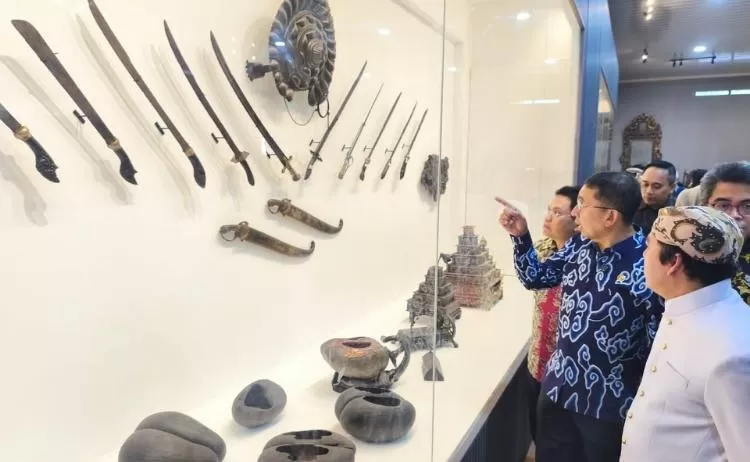 Menteri Kebudayaan Republik Indonesia, Fadli Zon, meresmikan Ruang Pameran Tetap Museum Gedung Pusaka Keraton Kanoman Cirebon pada Senin (17/11/2025).  (goodnewsfromindonesia.id)