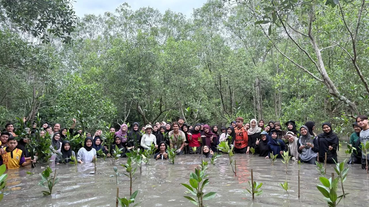 Kolaborasi Telkom dan AYS Indonesia dalam kegiatan konservasi bekantan dan penanaman mangrove di Tarakan, Kalimantan Utara beberapa waktu lalu. (Dok. Telkom)