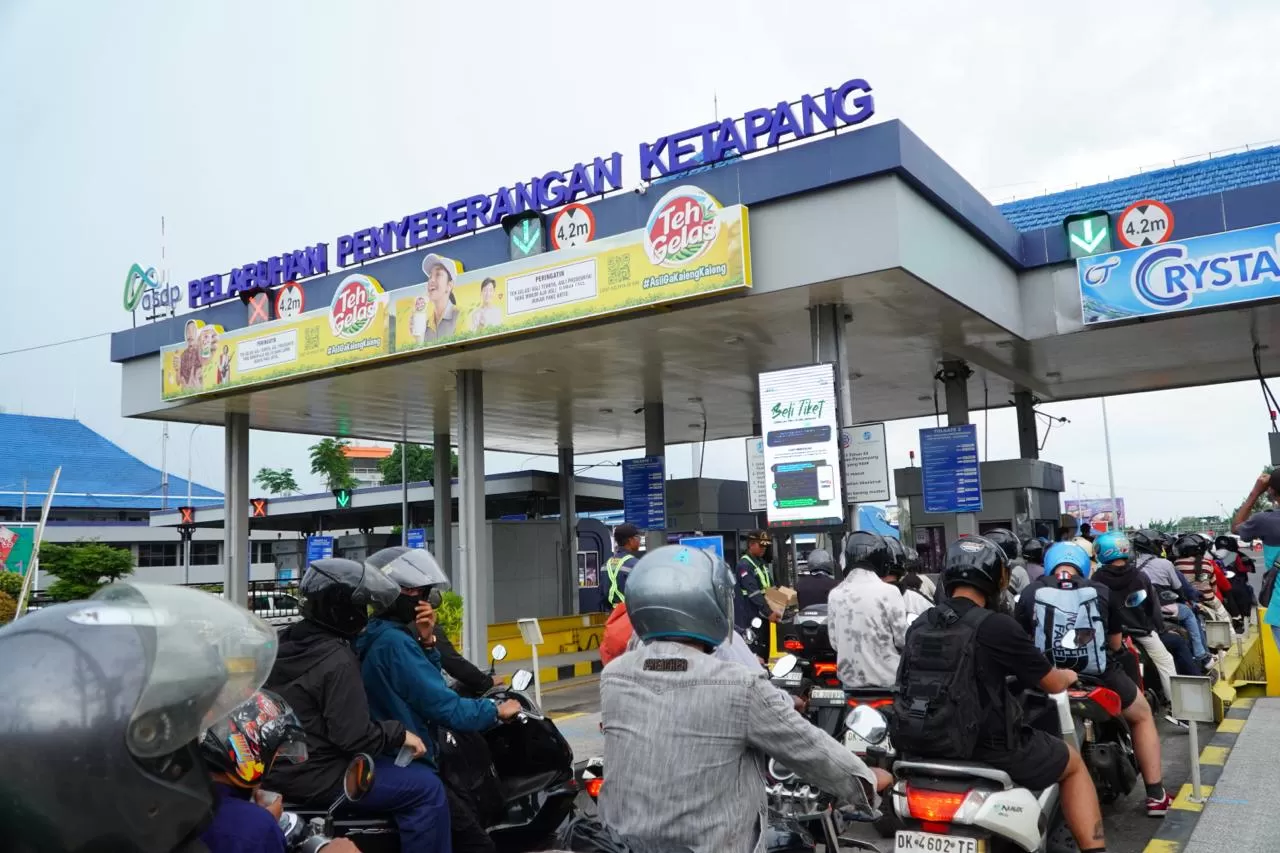 Arus balik Lebaran di Ketapang&ndash;Gilimanuk memuncak, layanan ASDP tetap optimal meski antrean padat dan pergerakan tinggi. (Dok. ASDP)