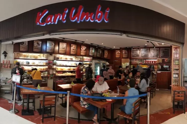 Untuk cabang Pondok Indah Mall, selain gerai penjualan, Kari Umbi juga menyediakan area makan di tempat. (Google/Deemima)