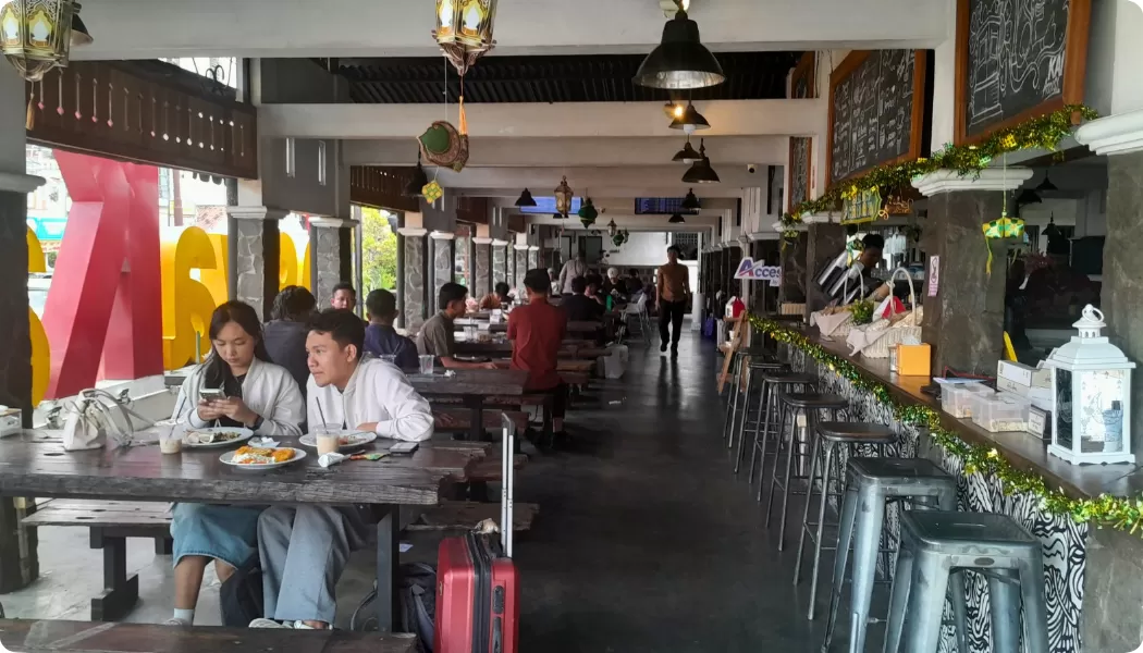 Loko Caf&eacute; Malioboro hadirkan spot unik berlatar kereta api, tawarkan pengalaman santai sambil kuliner di jantung Yogyakarta. (reska.id)