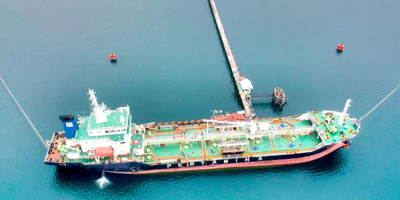Pertamina Patra Niaga mengandalkan armada laut untuk memastikan distribusi BBM dan LPG tetap lancar dari hulu ke hilir. Langkah ini jadi kunci menjaga energi tetap tersedia untuk seluruh negeri.