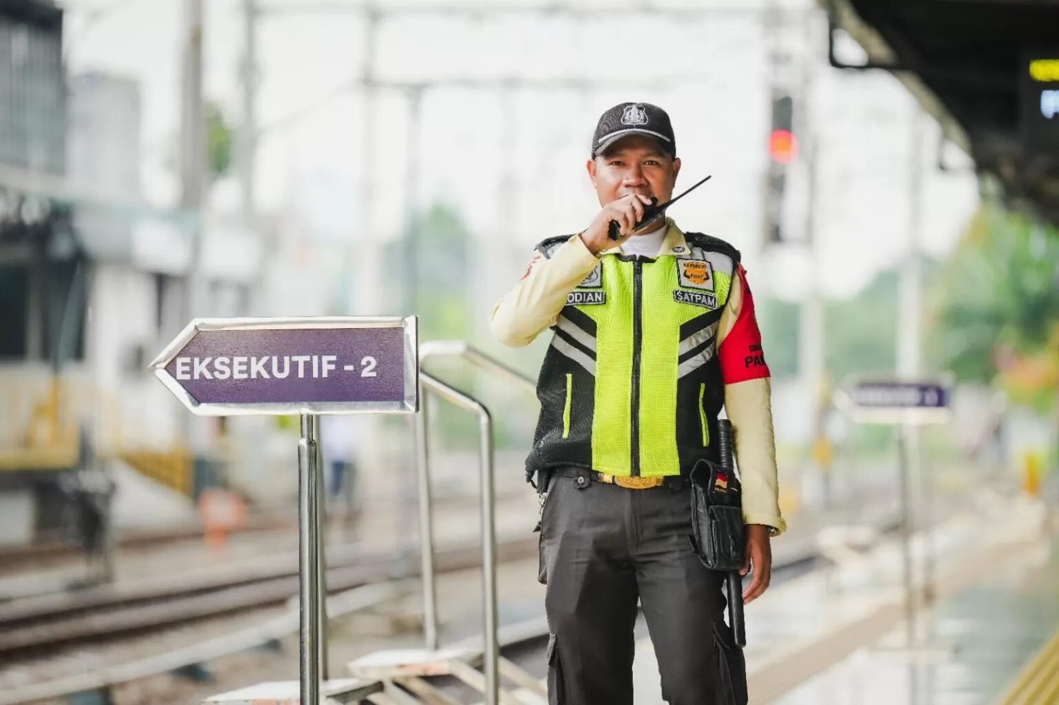 Frontliner KAI Services yang bertugas di lapangan menjadi ujung tombak pelayanan kepada penumpang.   (DOK. KAI Services)