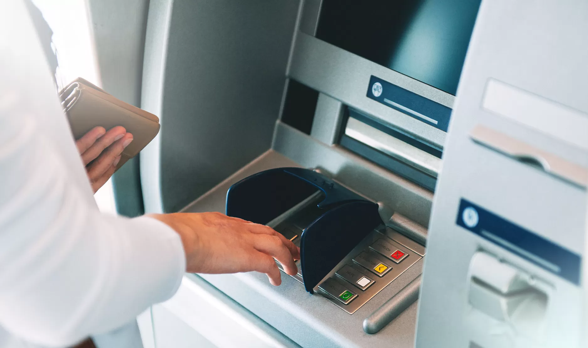 Ilustrasi. ATM, atau anjungan tunai mandiri, tanpa disadari salah satu fasilitas umum yang menyimpan banyak bakteri.   (jaringanprima.co.id)