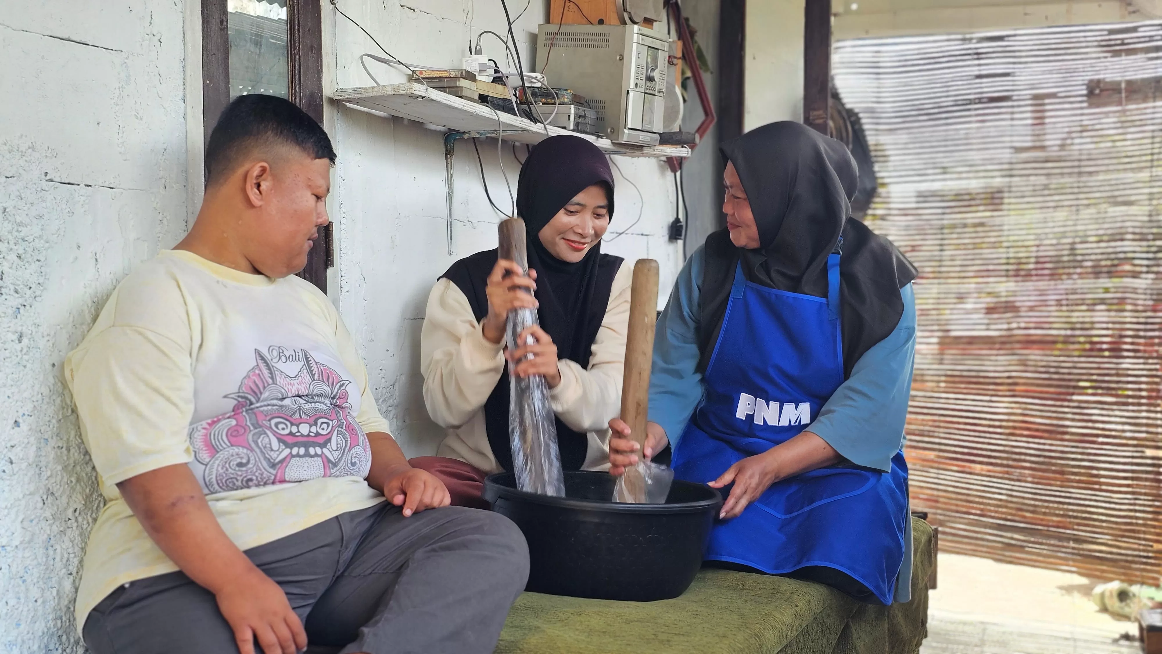 Kisah inspiratif Ibu Irma, nasabah PNM Mekaar, yang bangkit dari keterbatasan dan memberdayakan komunitas disabilitas. (pnm.co.id)