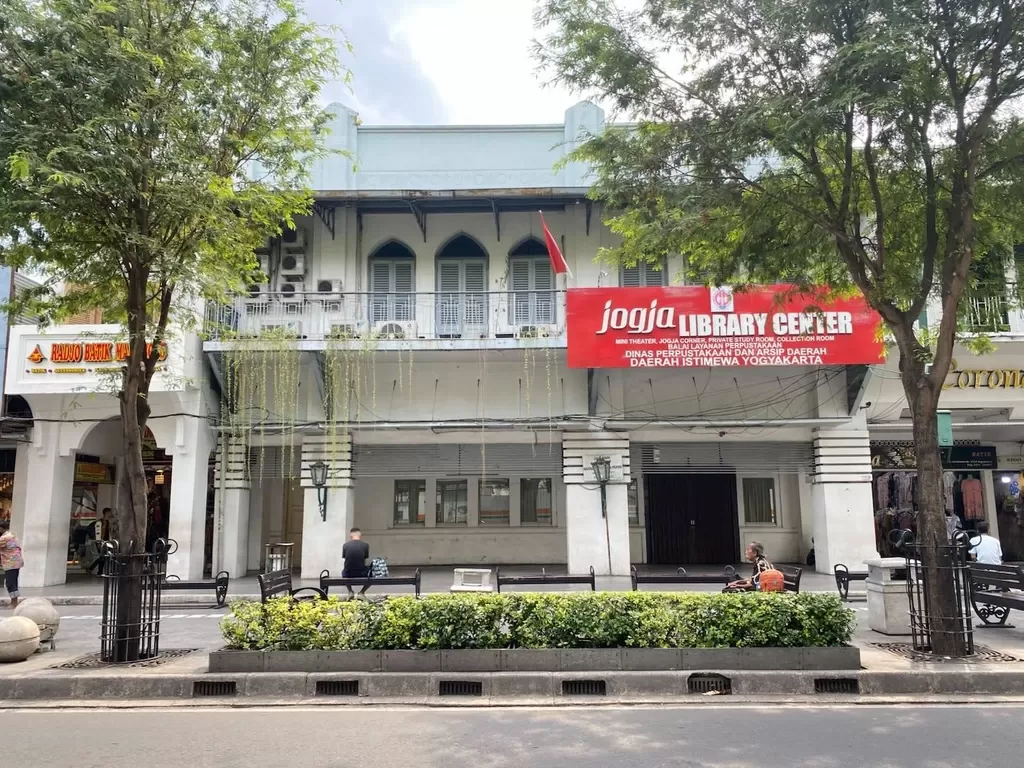 Jogja Library Center lokasinya sangat strategis karena berada di pusat wisata dan kuliner Malioboro. (Pandangan Jogja/Resti Damayanti via kumparan.com)