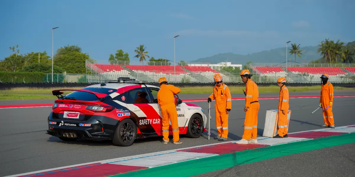 200 marshal lokal NTB dukung GT World Challenge Asia 2026 di Mandalika, bukti kesiapan SDM Indonesia dan info tiket lengkap beserta benefit eksklusif. (Dok. ITDC)