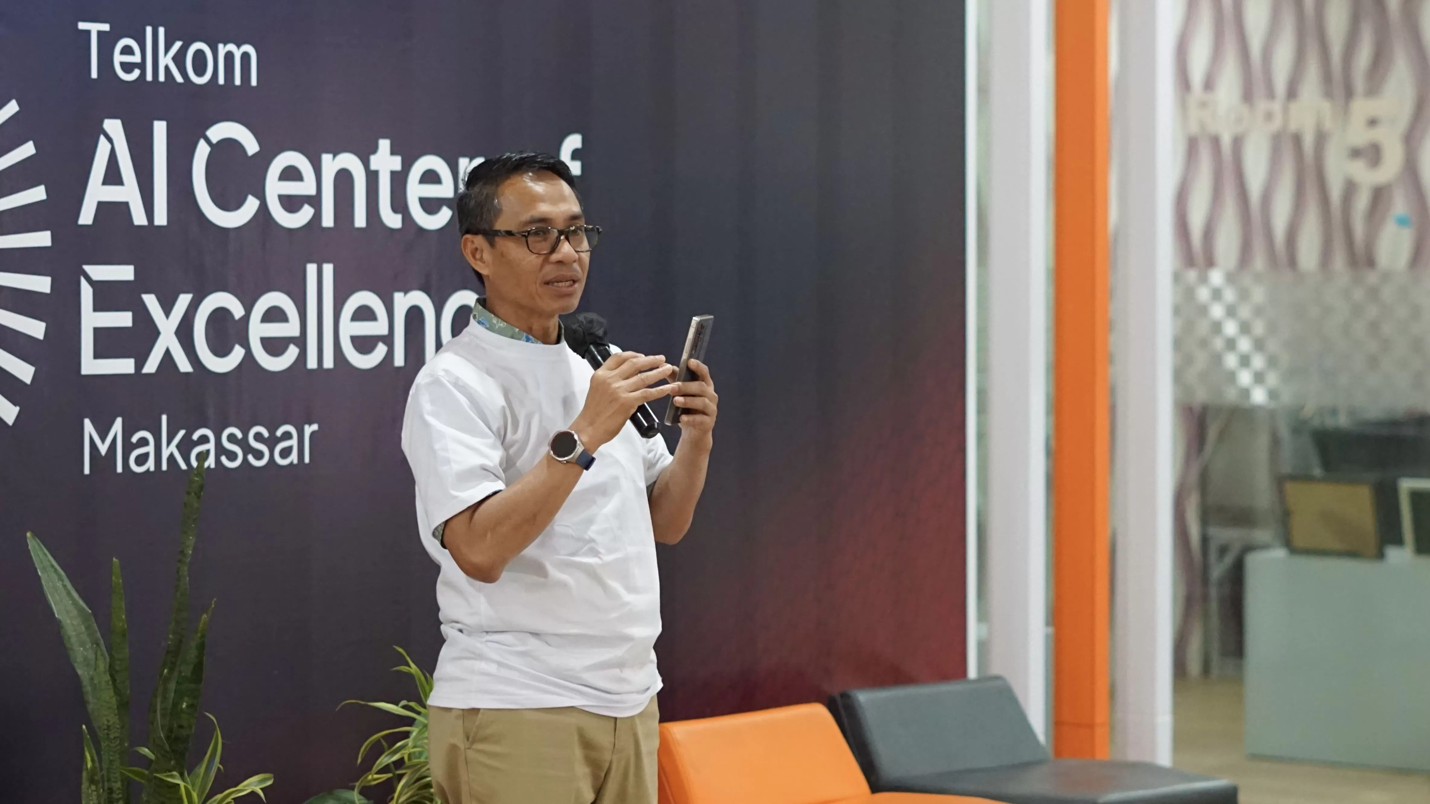 Direktur IT Digital Telkom Faizal Rochmad Djoemadi memberikan sambutan dalam agenda kunjungan kerja ke AI Center Makassar beberapa waktu lalu.
